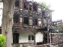Vom Brand zerstörtes Wohnhaus