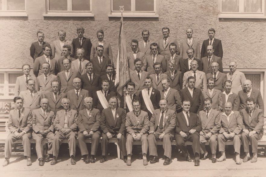 Kreissängertreffen 1962 in Uder - Edi Klinge (Bildmitte als Fahnenträger)